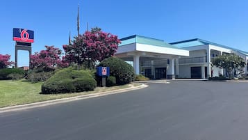 A hotel entrance with a sign indicating '6 suites' and an 'EXIT' sign.