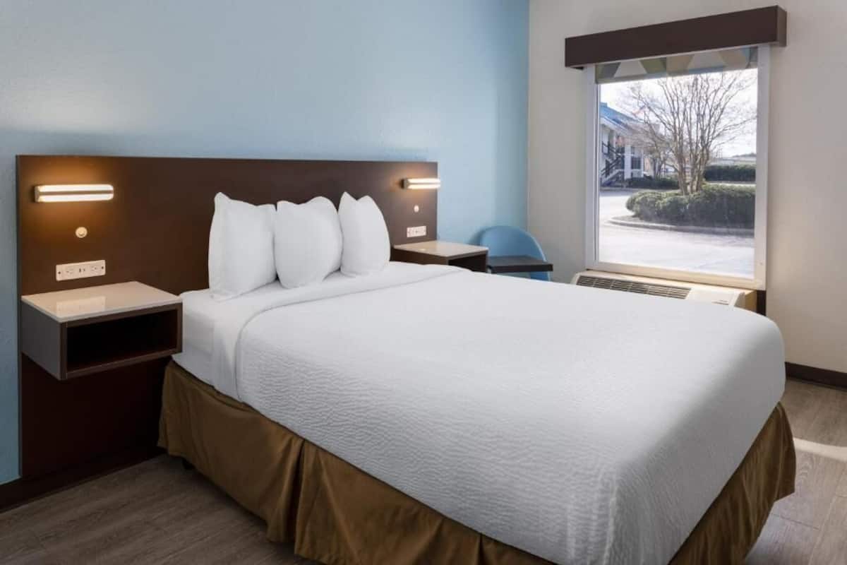 In-room safe, desk, iron/ironing board, cribs/infant beds