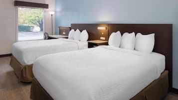 Cofres nos quartos, escrivaninha, ferros/tábuas de passar roupa