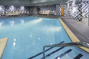 Piscine couverte, chaises longues