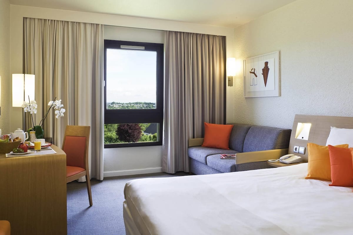 premium bedding, in-room safe, desk, blackout curtains