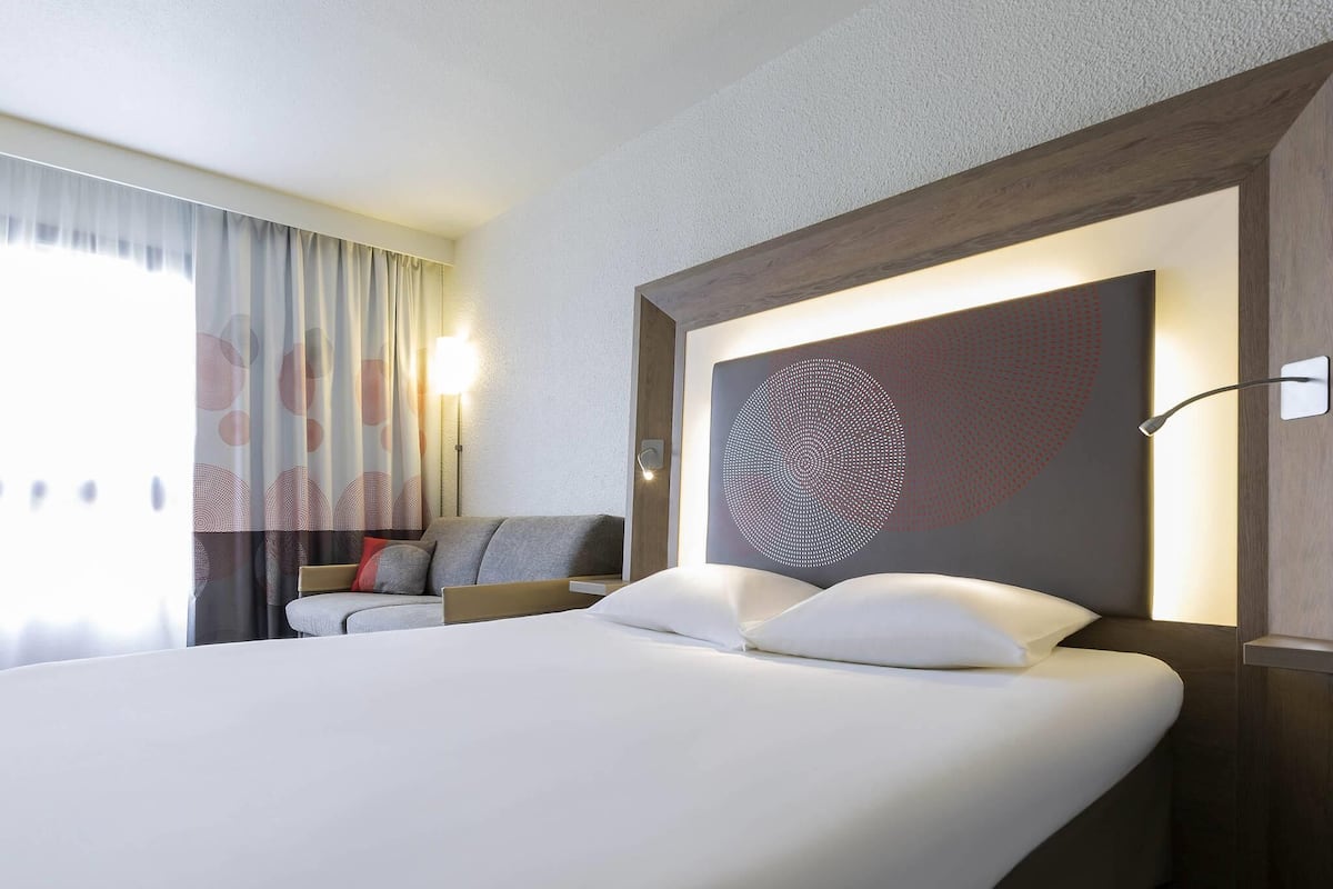 premium bedding, in-room safe, desk, blackout curtains