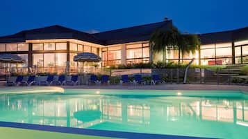 Breakfast, dinner served; French cuisine, pool views