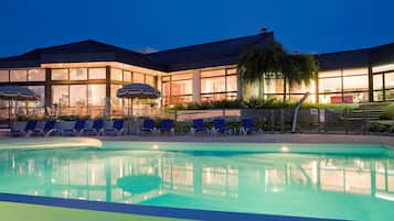 Petit-déjeuner et dîner servis sur place, vue sur la piscine 