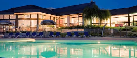 Breakfast, dinner served; French cuisine, pool views