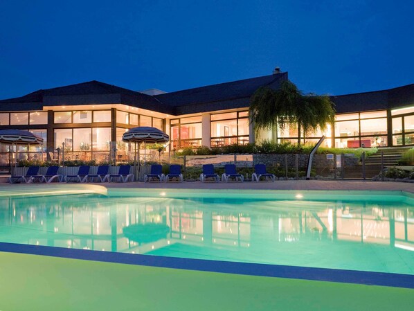 Petit-déjeuner et dîner servis sur place, vue sur la piscine 