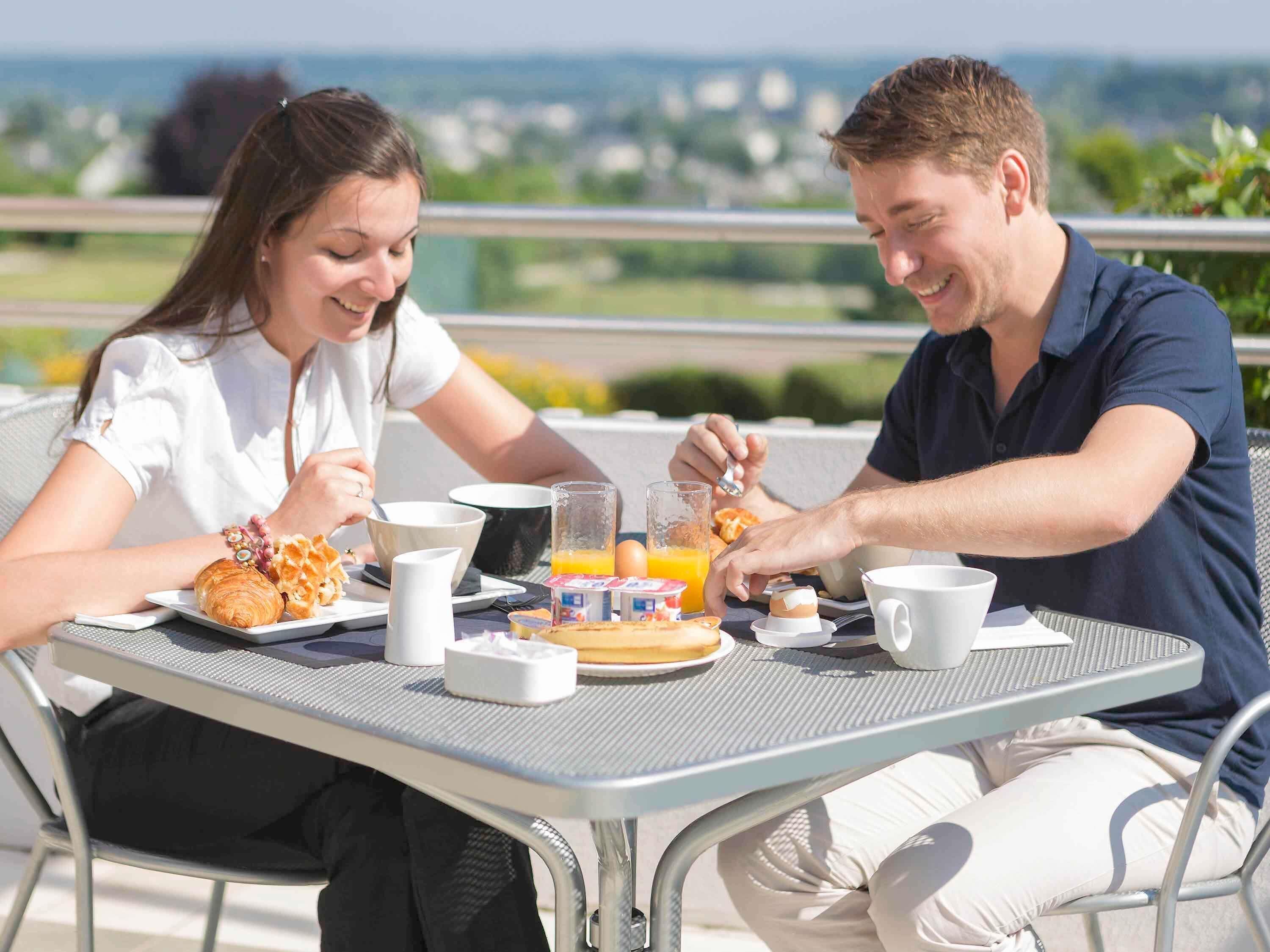 Petit déjeuner et dîner servis sur place