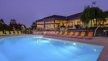 Outdoor pool, sun loungers