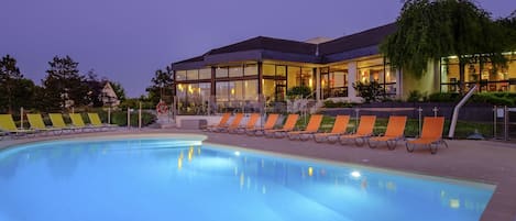 Outdoor pool, pool loungers