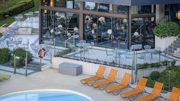 Piscina externa, funciona das 9h às 21h, guarda-sóis, espreguiçadeiras
