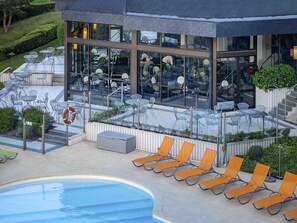 Außenpool, geöffnet von 09:00 Uhr bis 21:00 Uhr, Sonnenschirme