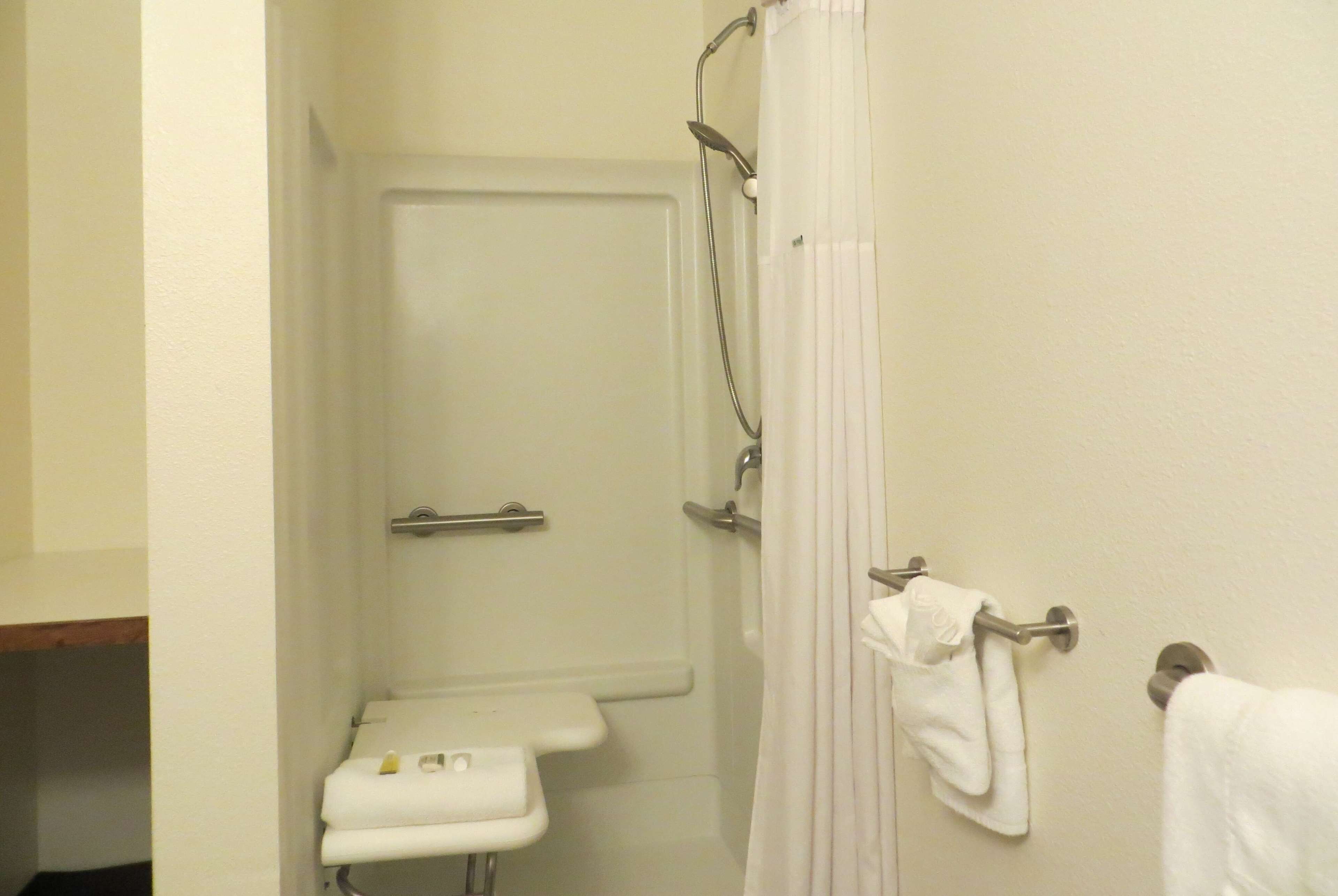 Un baño con ducha, inodoro y lavabo.