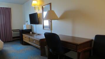 Zimmer, 1 King-Bett, barrierefrei, Badewanne (Mobility/Hearing/Grab Bars) | Schreibtisch, VerdunkelungsvorhĂ€nge, BĂŒgeleisen/BĂŒgelbrett