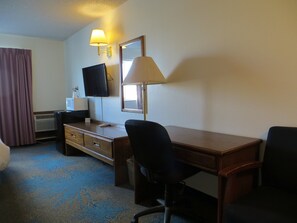 Room, 1 King Bed, Accessible, Bathtub (Mobility/Hearing/Grab Bars) | Desk, blackout drapes, iron/ironing board, free cribs/infant beds - Days Inn by Wyndham Alamosa (Alamosa)