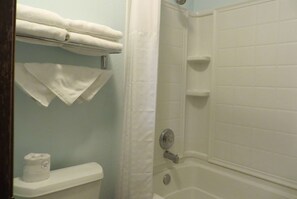 Kamar Standar, 2 Tempat Tidur Queen | Meja kerja, tirai kedap cahaya, dan setrika/meja setrika