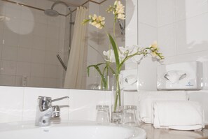 Kolmen hengen huone | Kylpyhuone | Suihku, ilmaiset hygieniatuotteet, hiustenkuivaaja, kylpytakit