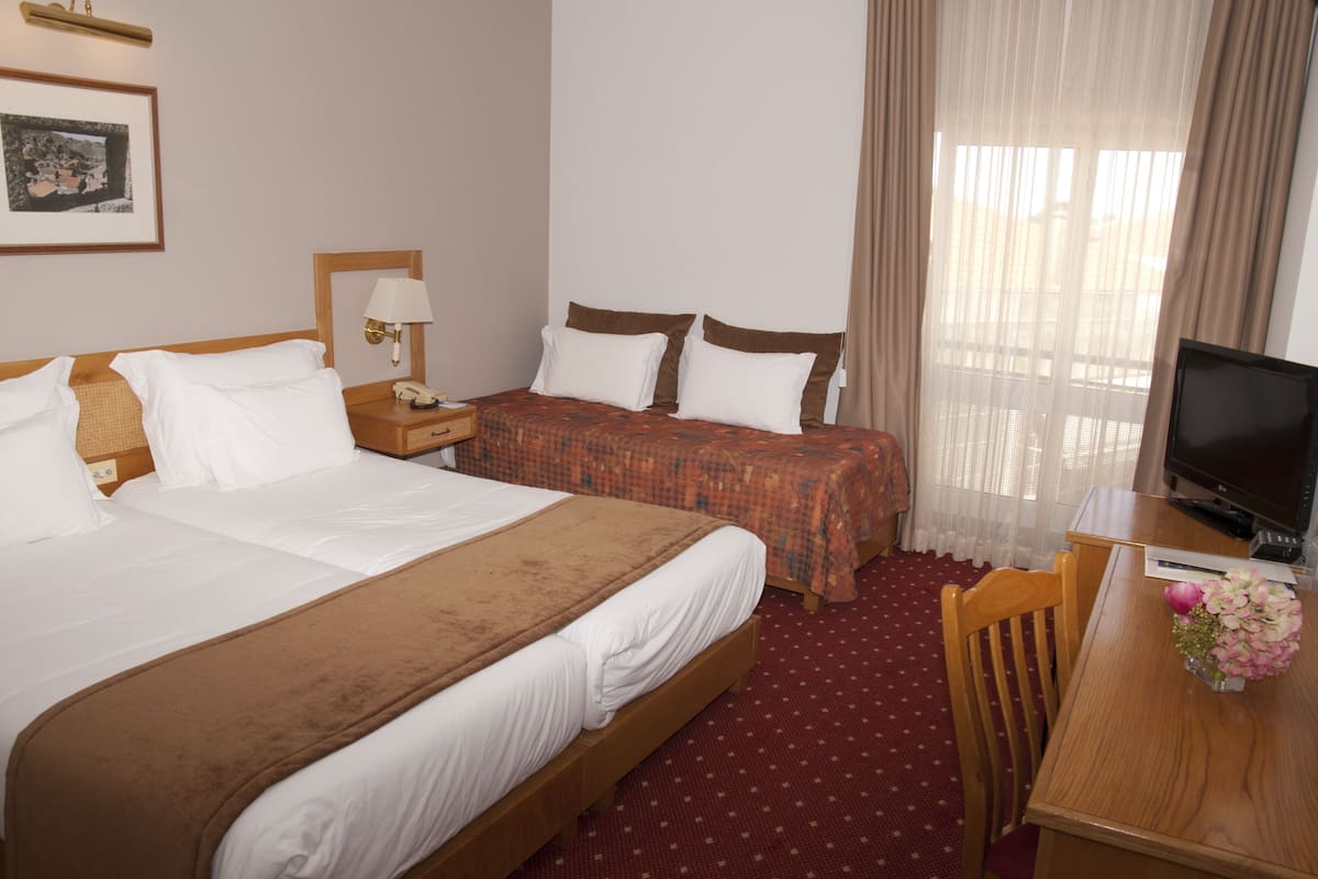 Triple Room | Minibar, in-room safe, desk, blackout drapes