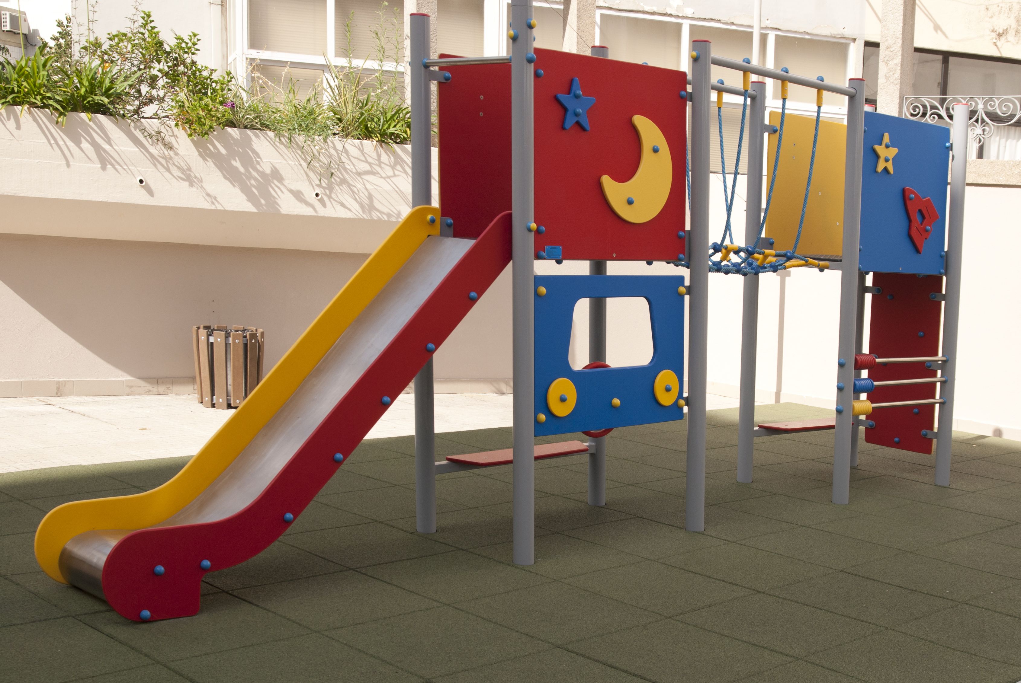 Een speeltuin met een glijbaan en klimconstructies.