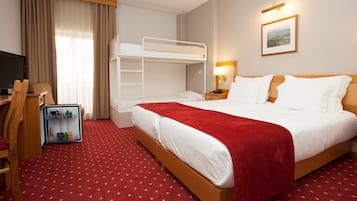 Habitación familiar | Minibar, caja de seguridad en la habitación y escritorio