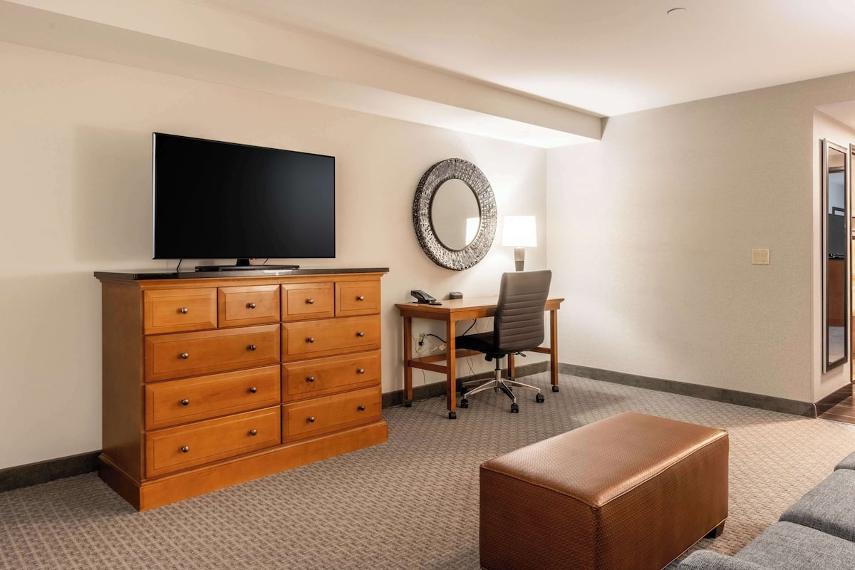 Suite, 2 grands lits, accessible aux personnes à mobilité réduite (Sofabed, 2 Rooms, Tub)