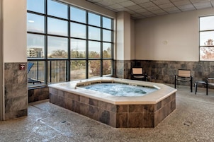 Una piscina cubierta