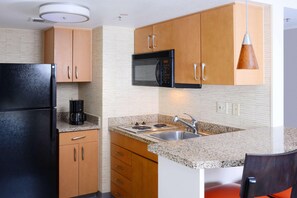 Premium bedding, individually decorated, individually furnished, desk - Sonesta ES Suites Dallas Medical Market Center (Dallas)