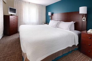 Premium bedding, individually decorated, individually furnished, desk - Sonesta ES Suites Dallas Medical Market Center (Dallas)