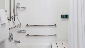 Combined shower/tub, free toiletries, hair dryer, towels
