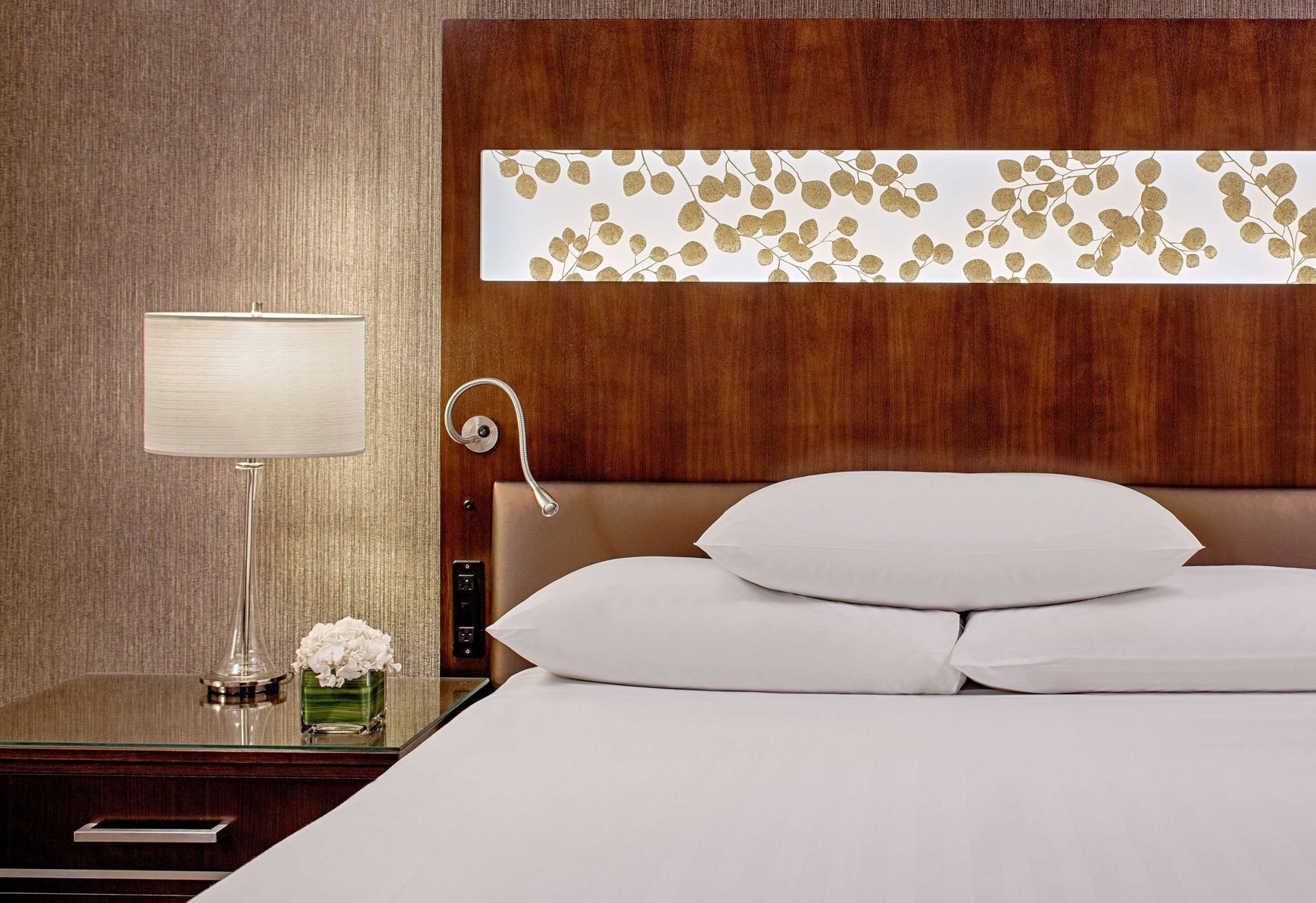 Peralatan tempat tidur premium, tilam berlapik, peti besi dalam bilik 