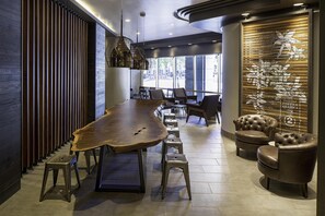 2 间餐厅，供应早餐、午餐和晚餐，法国菜