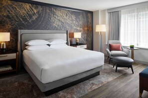 Club Room, 1 King Bed | Premium bedding, pillowtop beds, in-room safe, desk