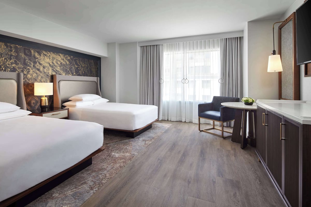 Chambre, 2 lits doubles, accessible aux personnes à mobilité réduite, baignoire | Literie de qualité, lit avec matelas à plateau-coussin