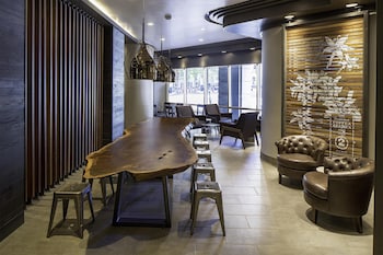 2 restaurants, breakfast, lunch, dinner served; French cuisine at Grand Hyatt Washington