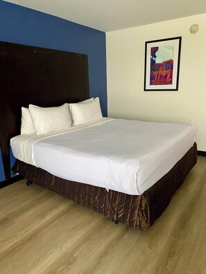 Escritorio, tabla de planchar con plancha, wifi gratis y ropa de cama