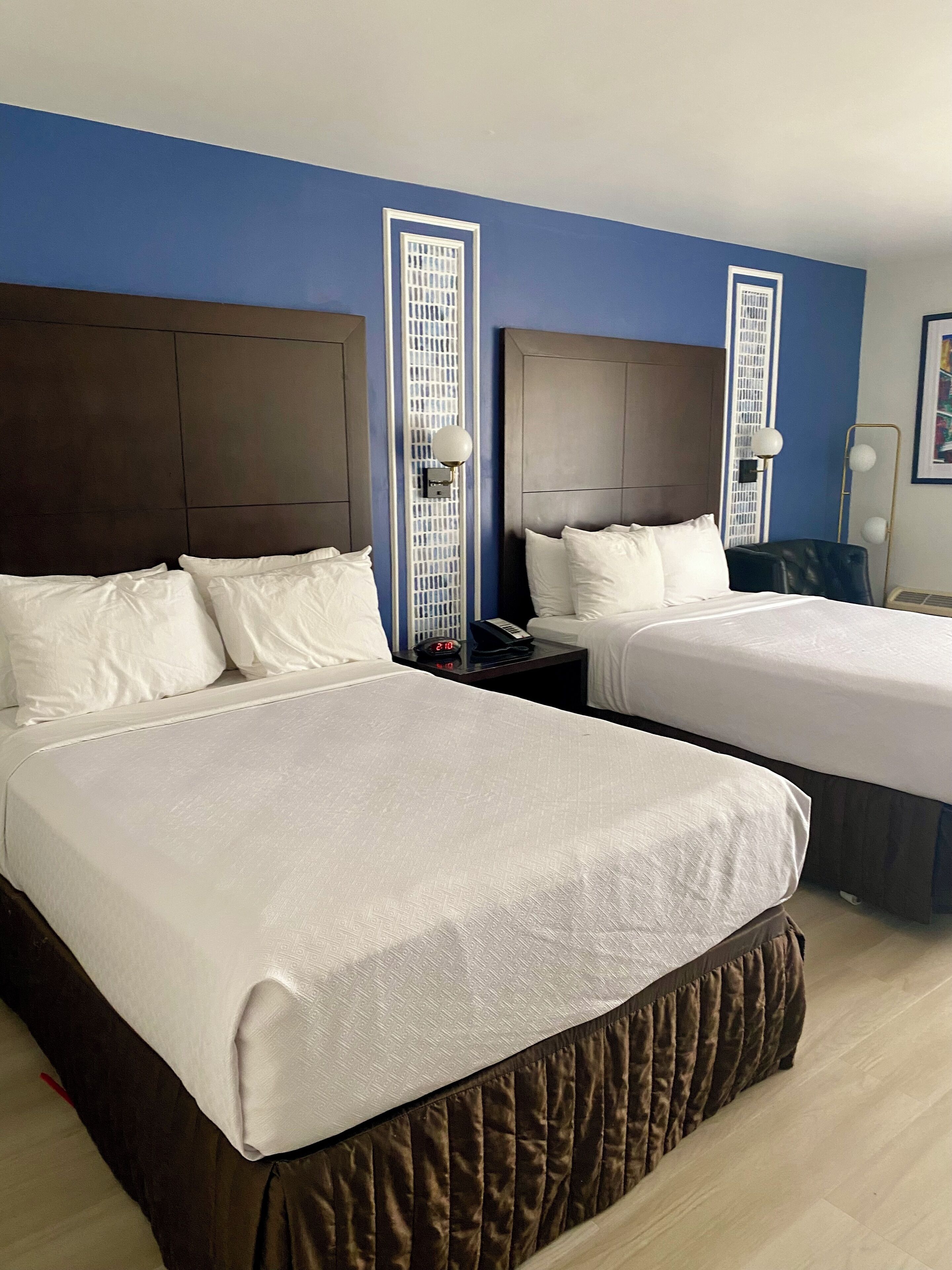 客房, 2 张双人床, 无烟房 | 办公桌、熨斗/熨衣板、免费 WiFi、床单