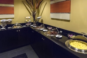 Desayuno buffet diario (USD 18.99 por persona)