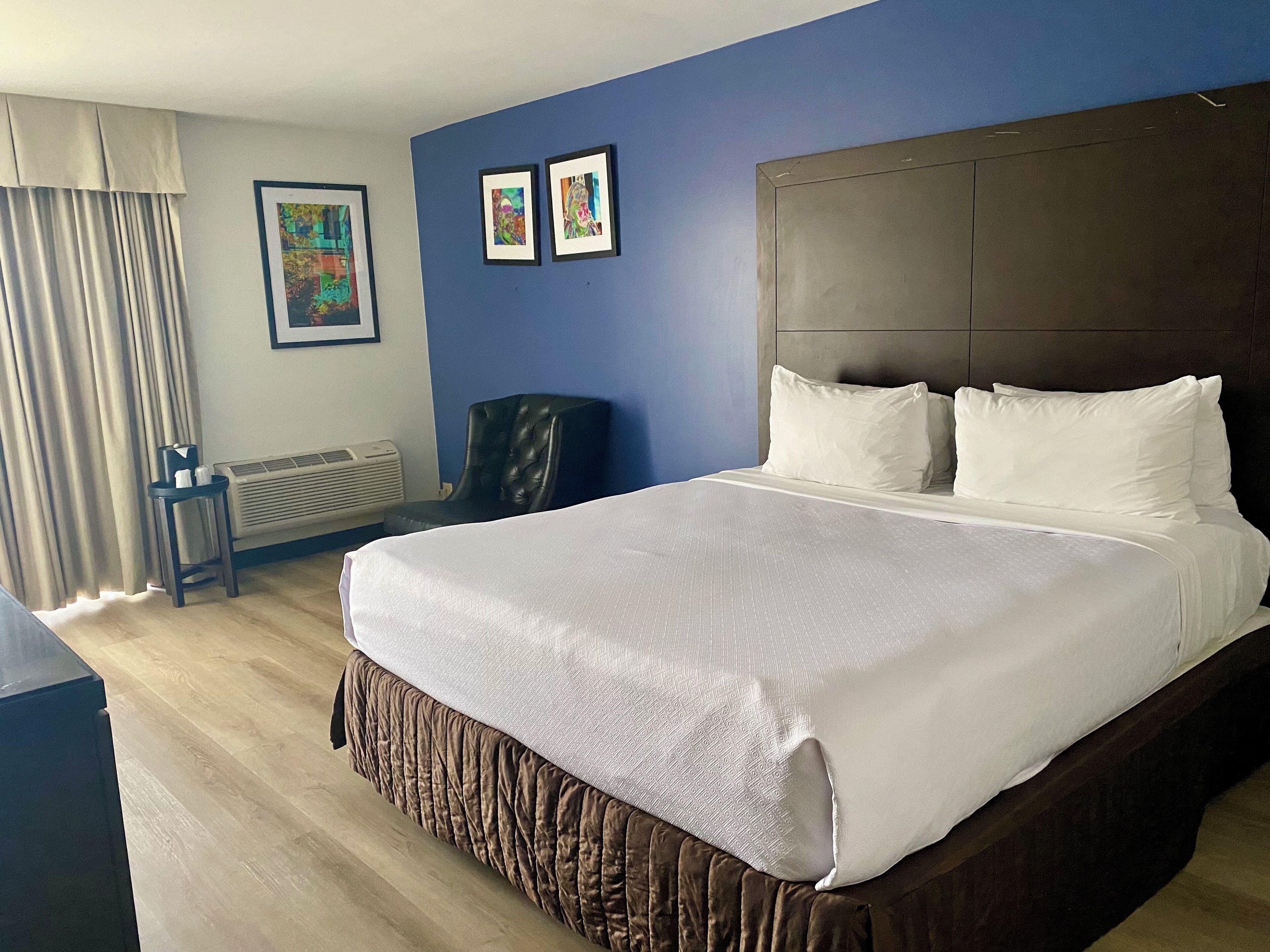 Bureau, fer et planche à repasser, Wi-Fi gratuit, draps fournis