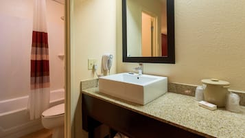 Combined shower/bathtub, free toiletries, hair dryer, towels