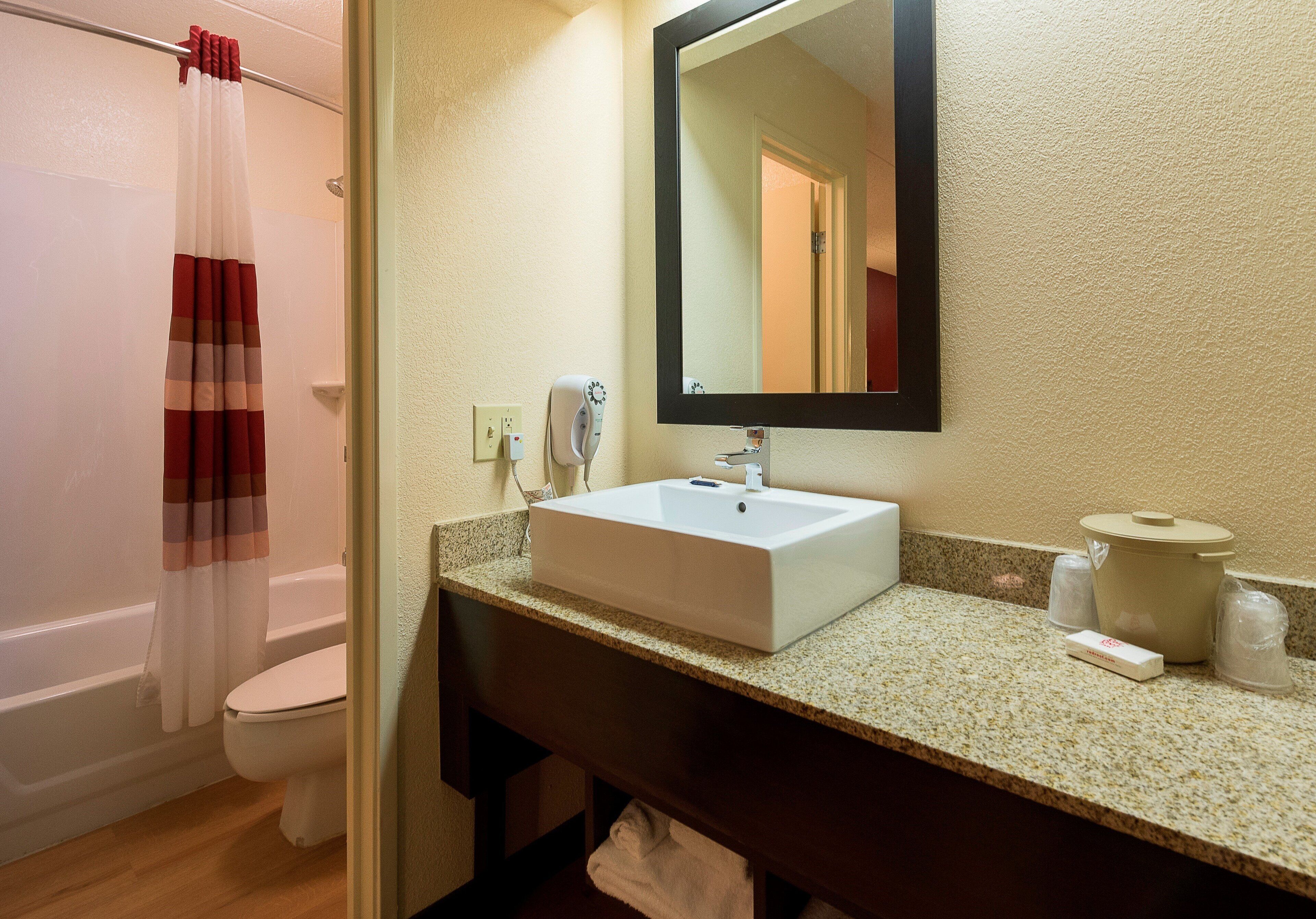 豪華客房, 1 張特大雙人床 (Smoke Free) | 浴室 | 淋浴/浴缸二合一、免費盥洗用品、吹風機、毛巾