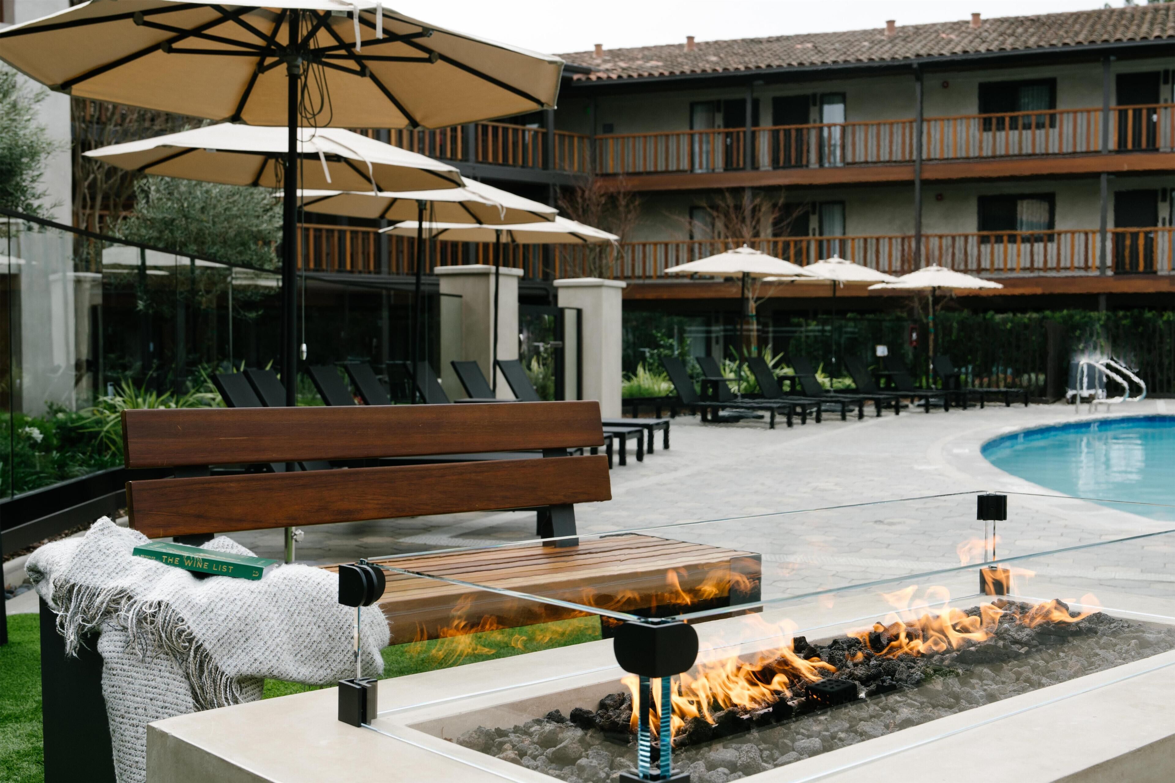 室外游泳池，開放時間為 08:00 至 21:00，提供泳池遮陽傘和日光浴躺椅