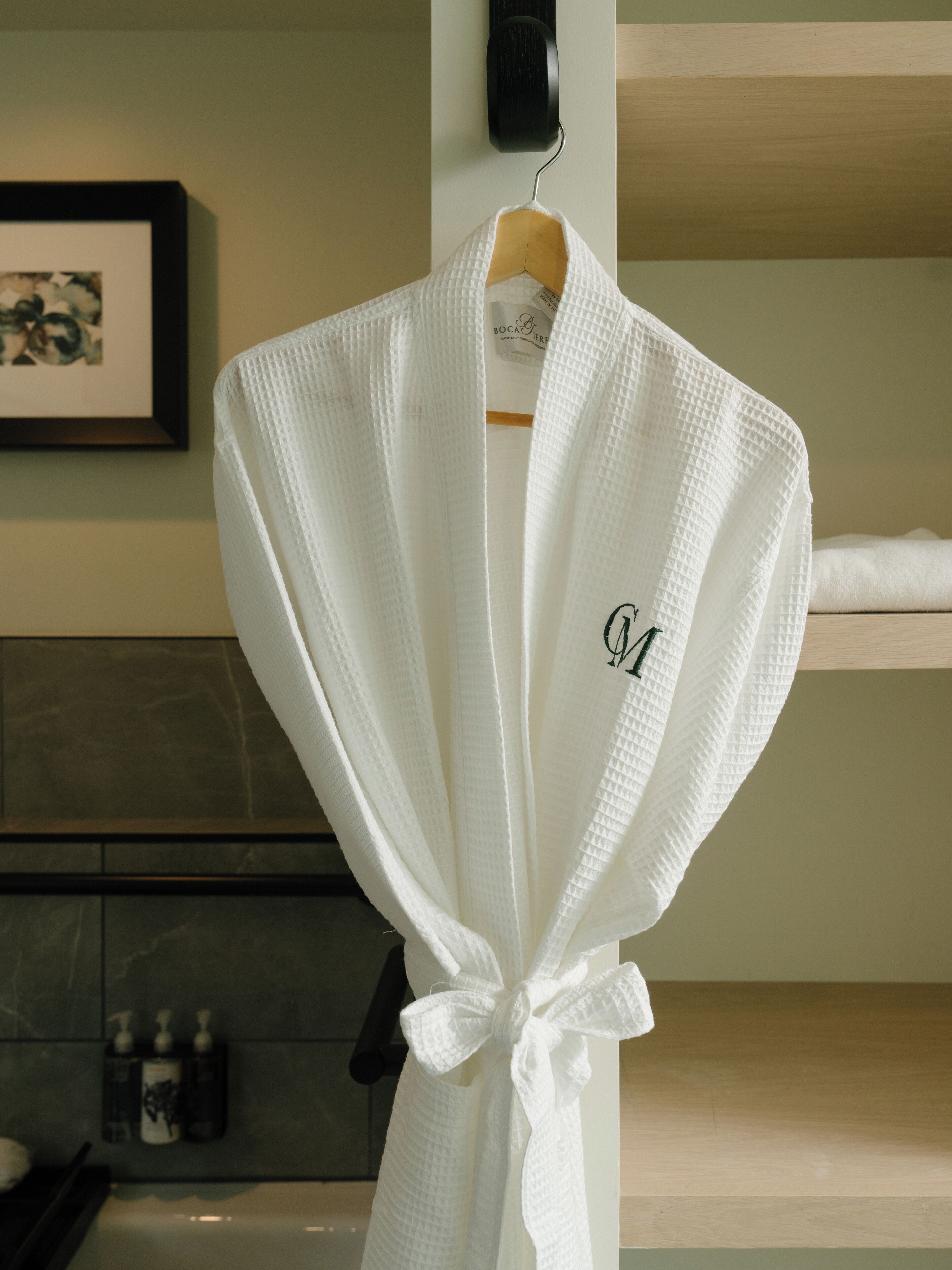 Separate bathtub and shower, deep-soaking bathtub