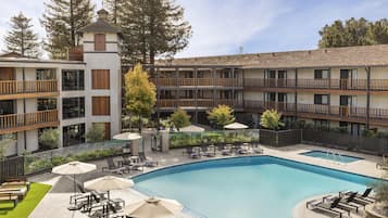 Ulkouima-allas avoinna 8.00–21.00, aurinkovarjoja, aurinkotuoleja