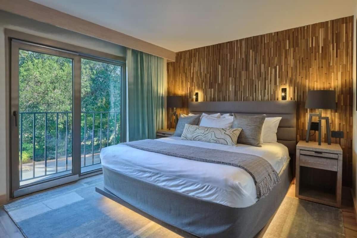 Egyptian cotton sheets, premium bedding, pillowtop beds, in-room safe