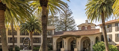 المنشأة من الخارج