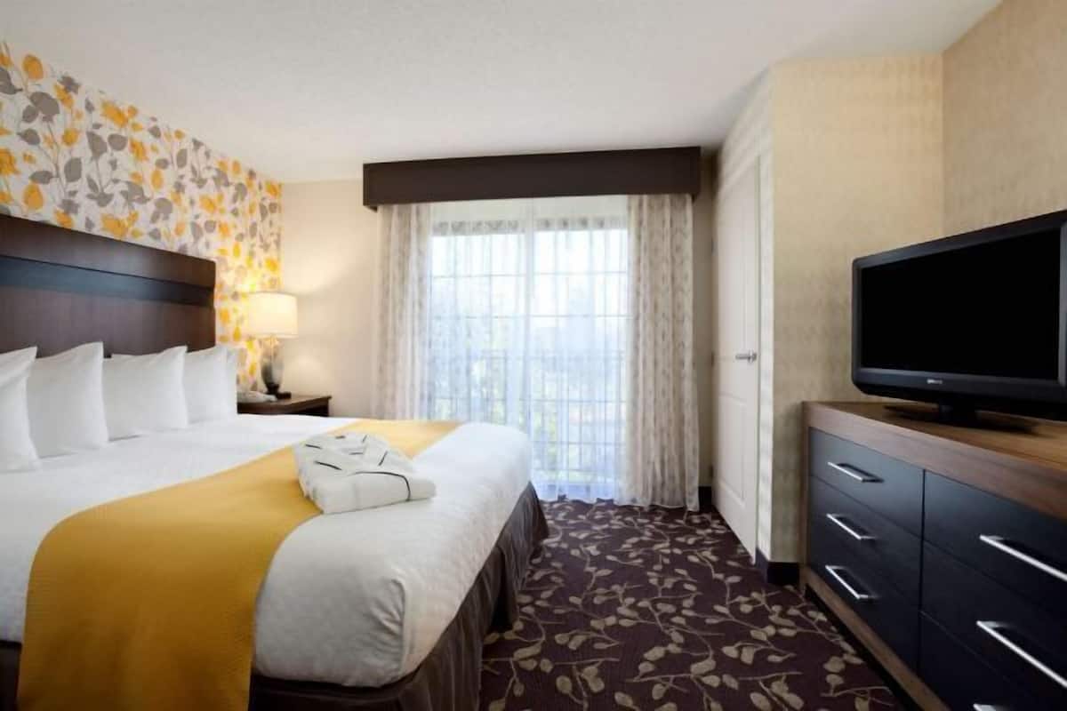 Premium bedding, in-room safe, laptop workspace, blackout drapes