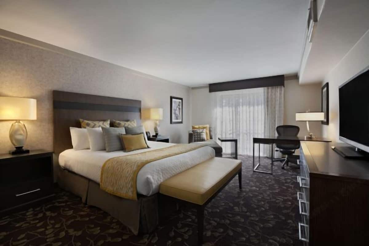 Premium bedding, in-room safe, laptop workspace, blackout drapes