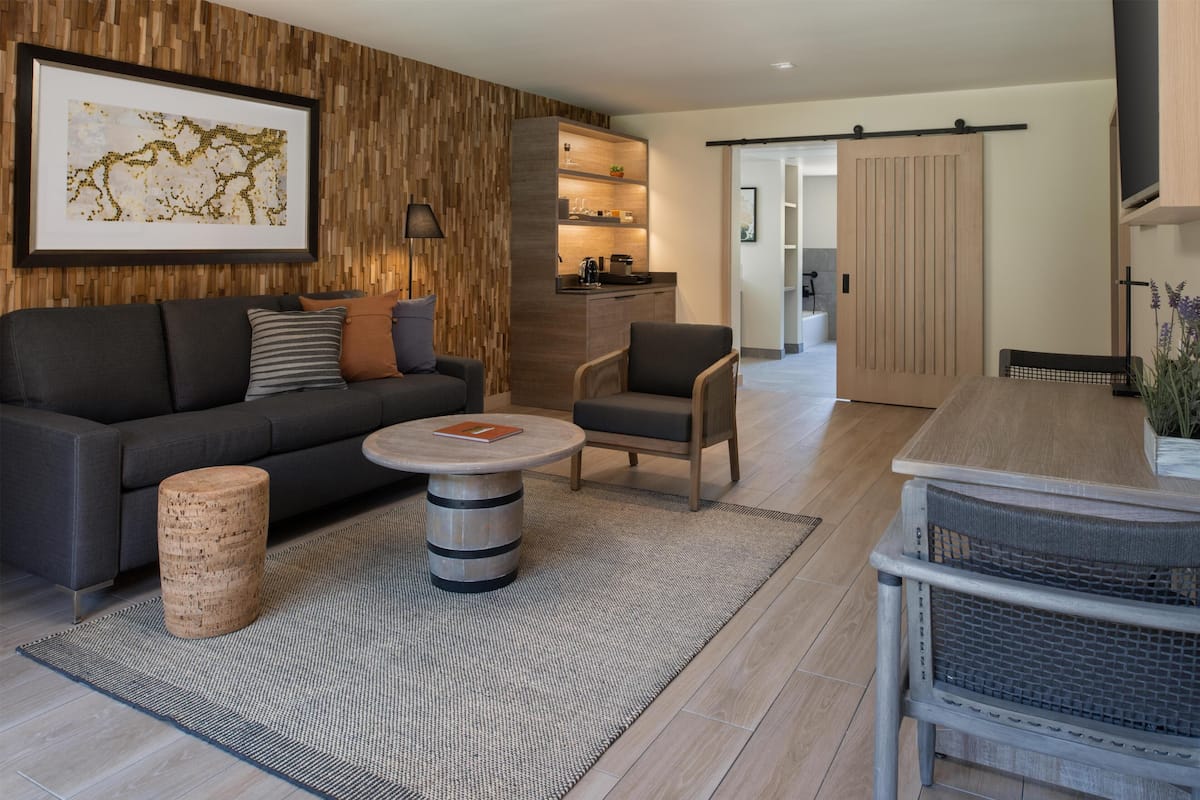 55-英寸液晶电视(配备有线频道)、电视、收费电影