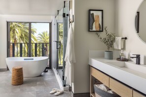 Baignoire et douche séparées, baignoire profonde