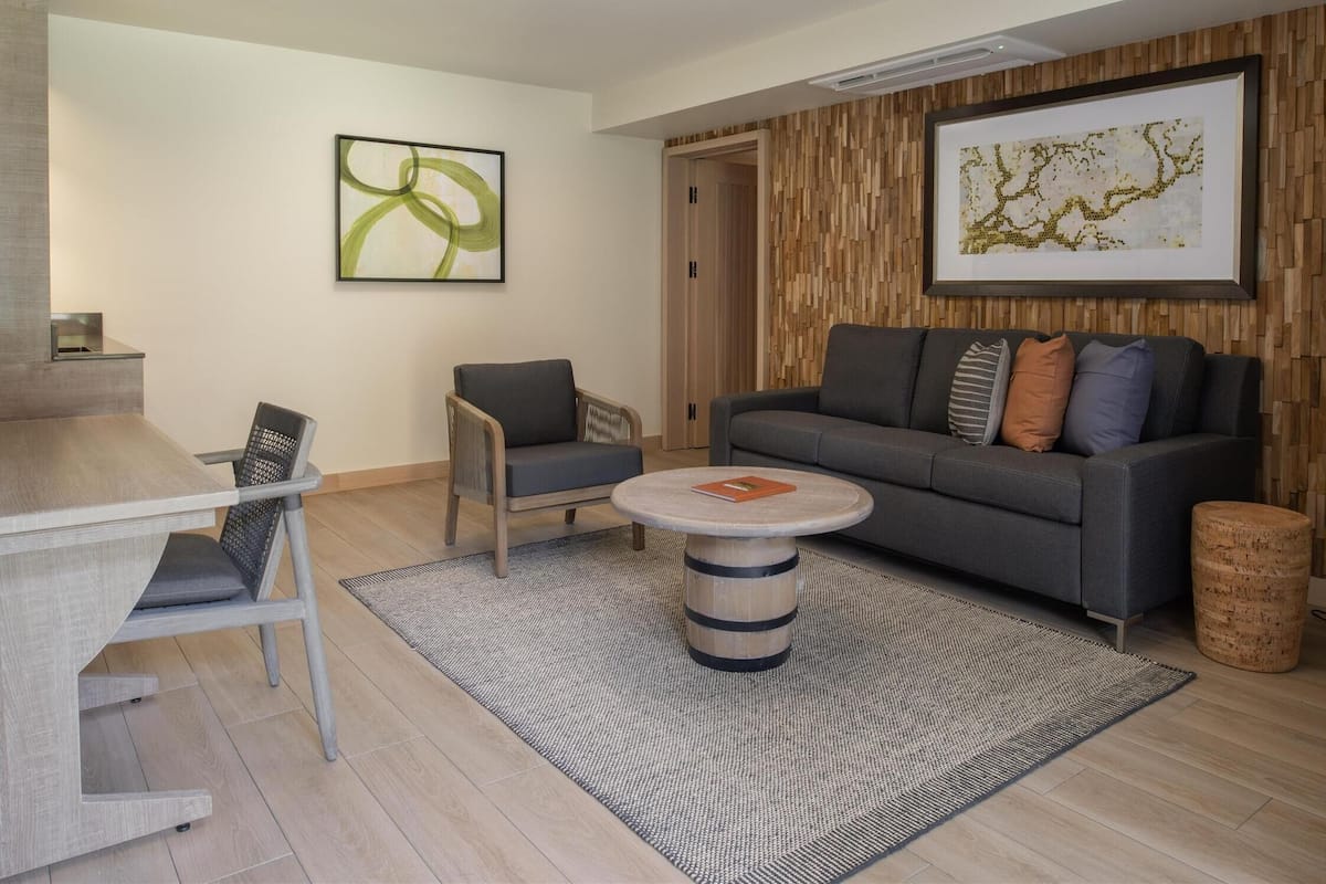 En 55-tommers LCD-TV med kabel-kanaler samt TV og filmkjøp