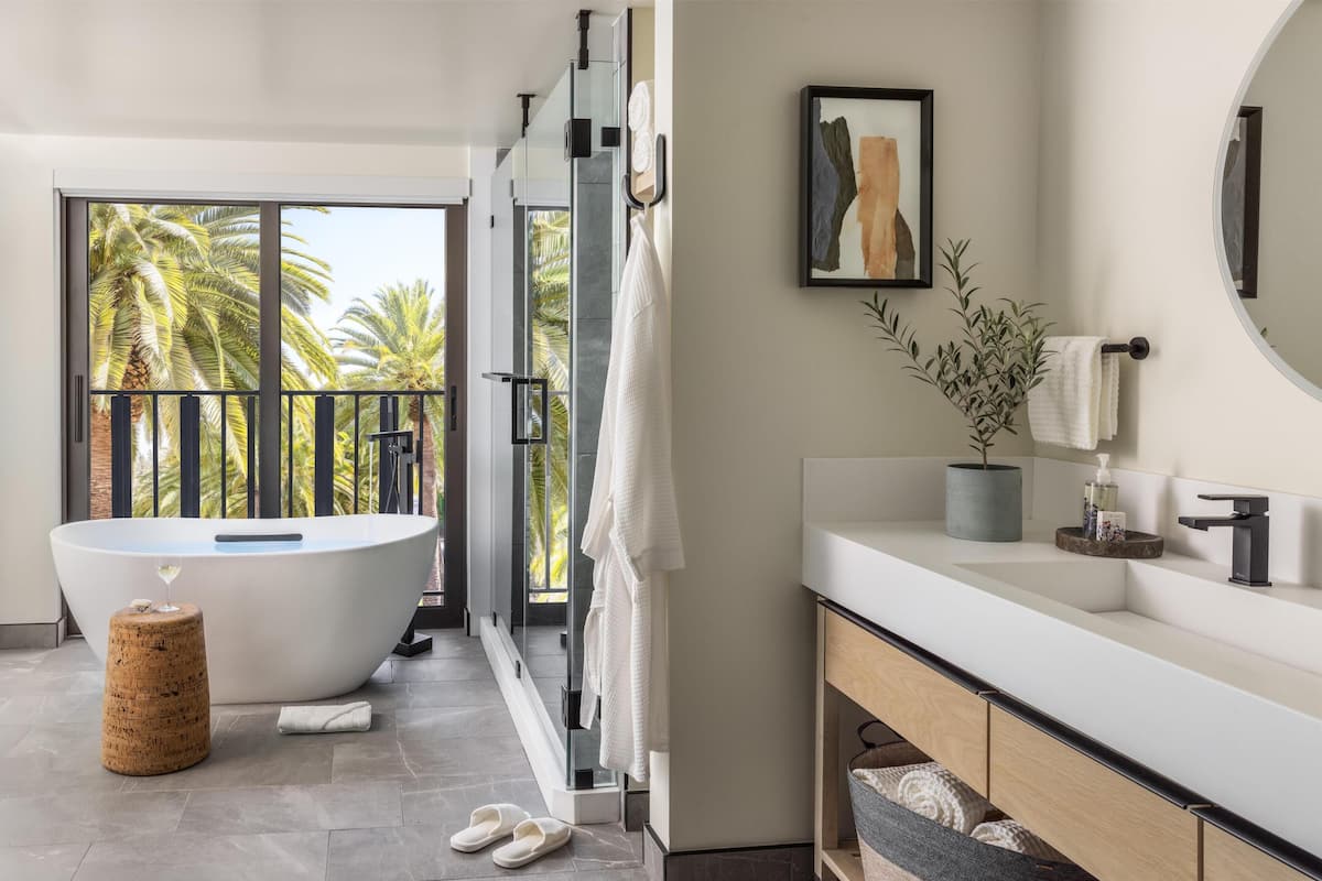 Bañera y ducha independientes, bañera profunda